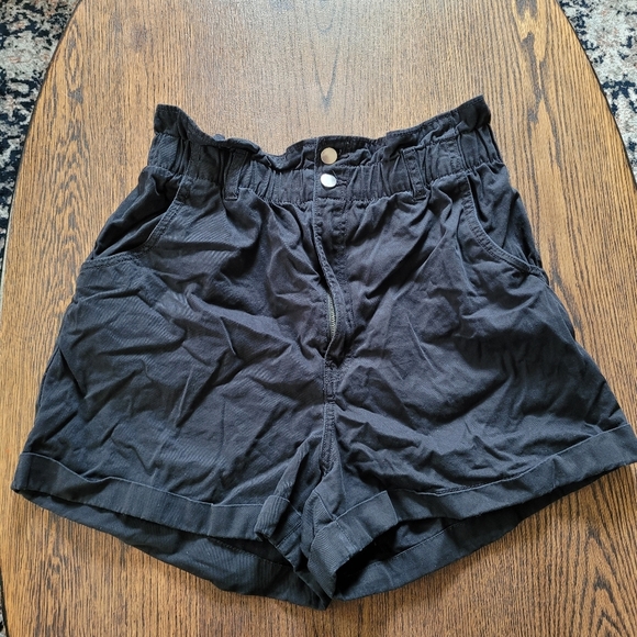 H&M Black Paperbag Cuffed Thigh High Waisted Shorts Size Women's 12 - Picture 2 of 9